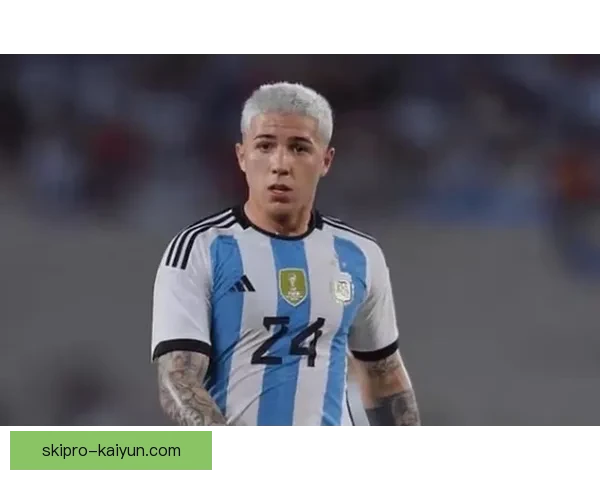 斯卡洛尼与恩佐搭配效果显现，阿根廷中场组织表现稳健强